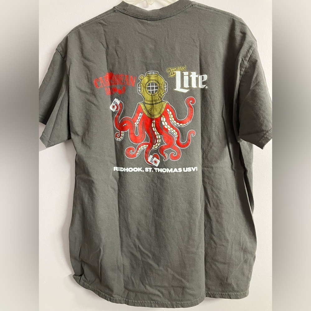 Gildan Men’s “Caribbean Saloon” Short Sleeve T-Shirt, Large, Gray/Red